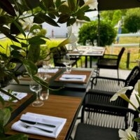 gedeckter Tisch im Garten