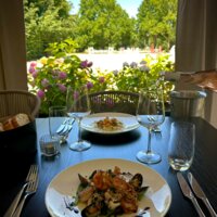 servierte Gerichte auf Zweiertisch